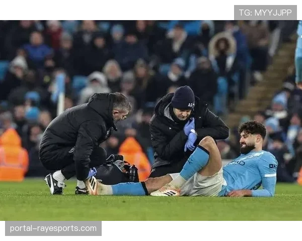 曼城后防新星胡萨诺夫脑震荡伤退，瓜迪奥拉被迫调整防线