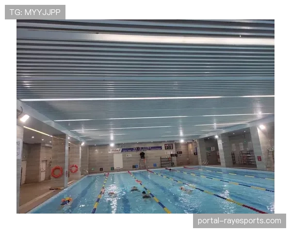 冷水游泳活动吸引各年龄段参与者，健康生活方式受推崇